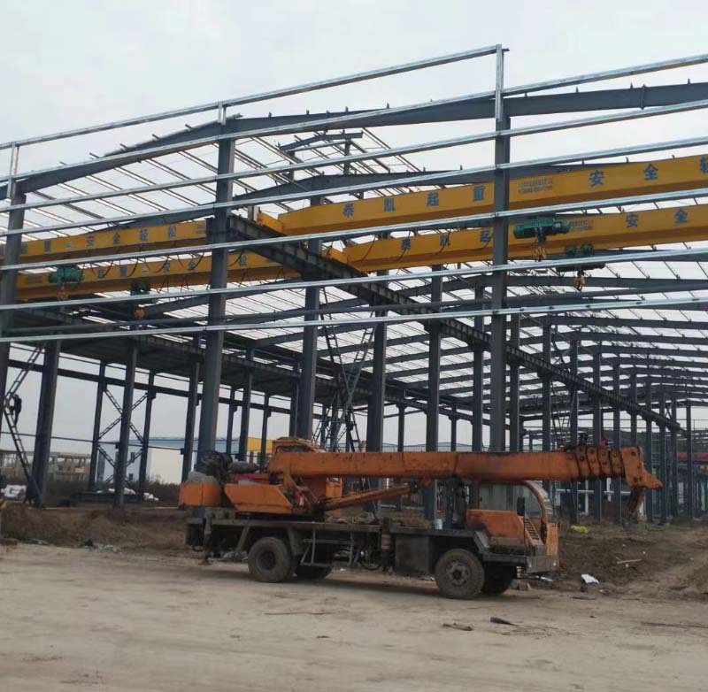 钢材市场起重机施工现场