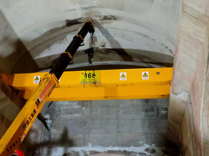 墨临高速泰和、五老山隧道起重机施工现场