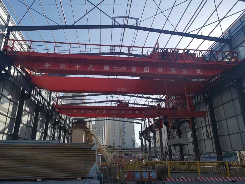 中铁集团板钩起重机施工现场