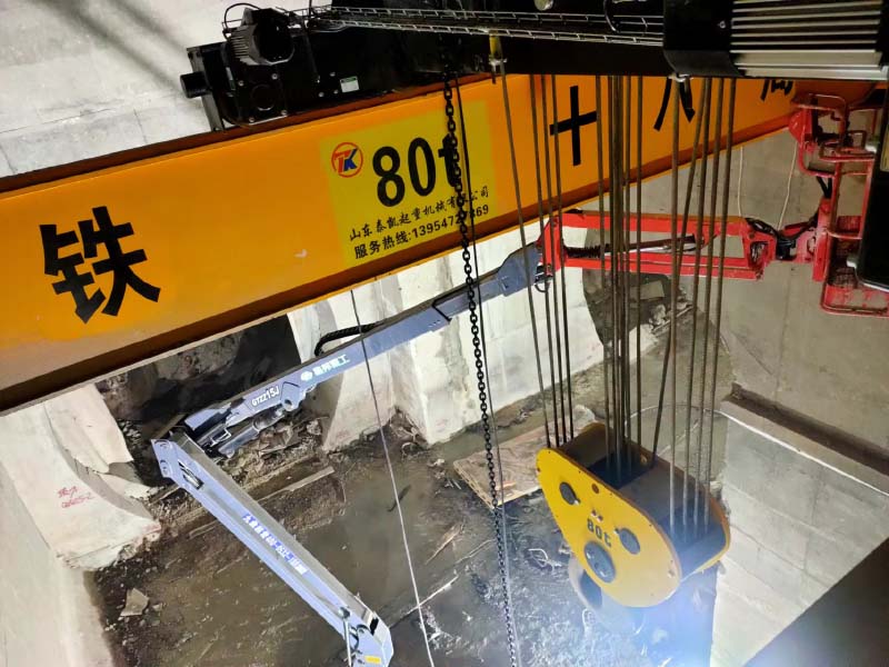 中铁集团盾构机起重机施工现场