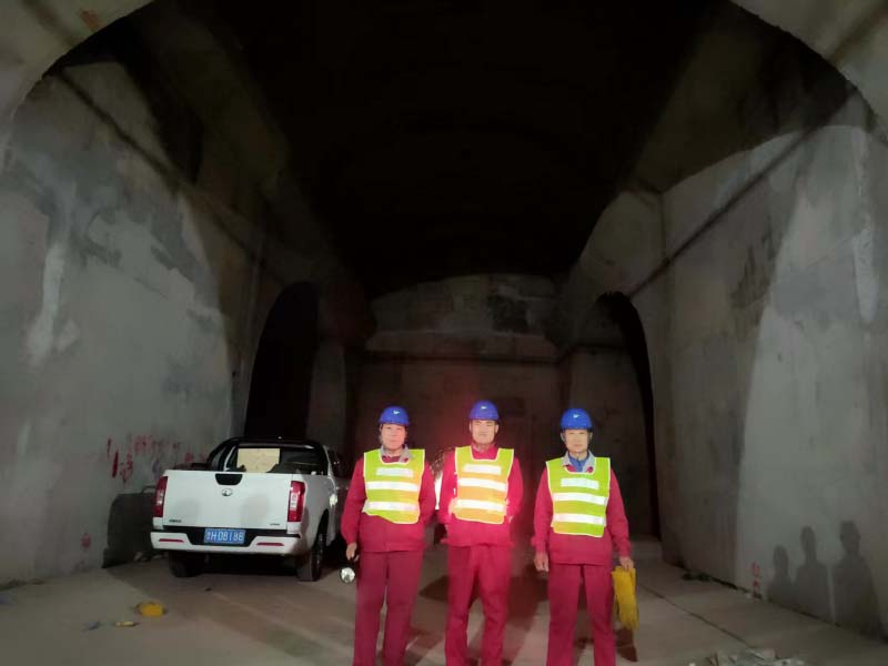 墨临高速五老山隧道起重机施工人员